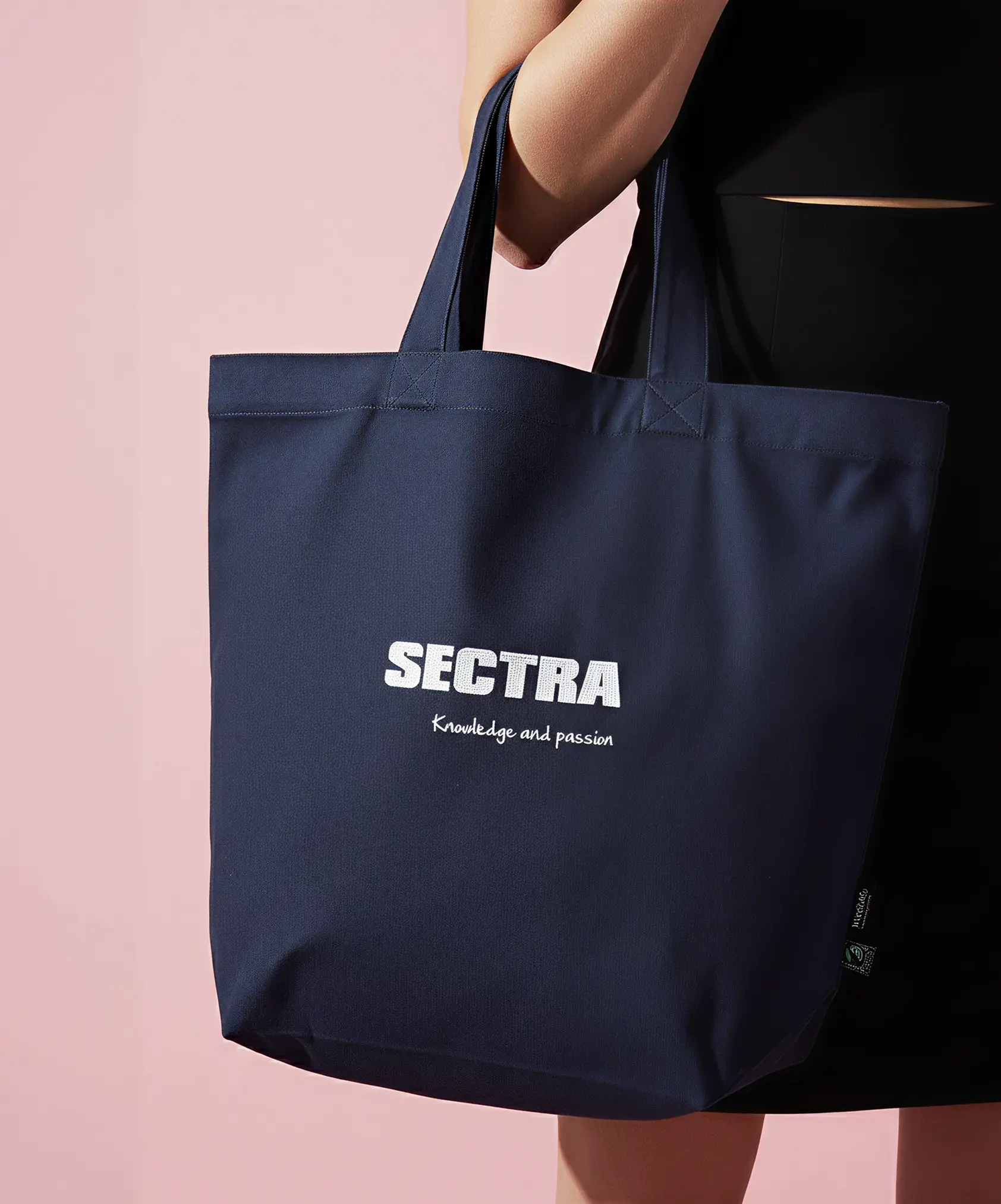 Marinbl&aring; tygkasse broderad med "SECTRA" och "Knowledge and passion."