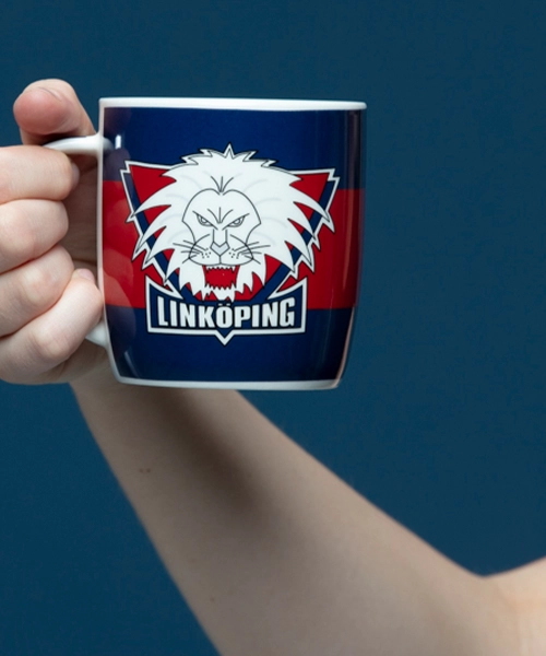 Röd och vit mugg med Linköping Hockey Clubs logotyp (rytande lejon)