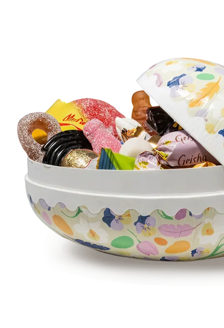 &Ouml;ppnat blommigt p&aring;sk&auml;gg fyllt med blandat svenskt godis