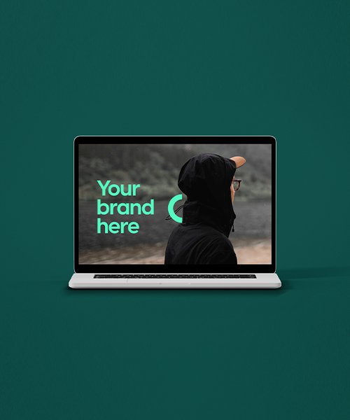 Laptop som visar en person i svart hoodie med texten ”Your brand here”